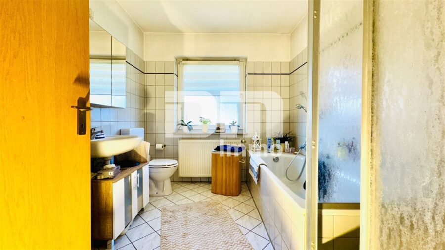 (R)eserviert!Gepflegtes Mehrfamilienhaus mit 7 Wohneinheiten - 1.OG links / Badewanne / Dusche